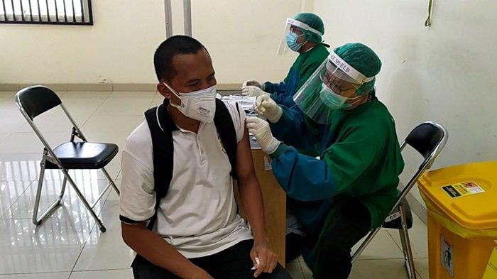 Laksanakan Vaksinasi Covid-19 Hari Pertama, RSUD Dr H Moch Ansari Saleh Layani 40 Nakes