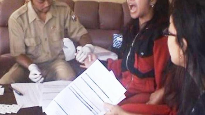 Wanita Pemandu Karaoke Berteriak Kesakitan Saat Tes HIV