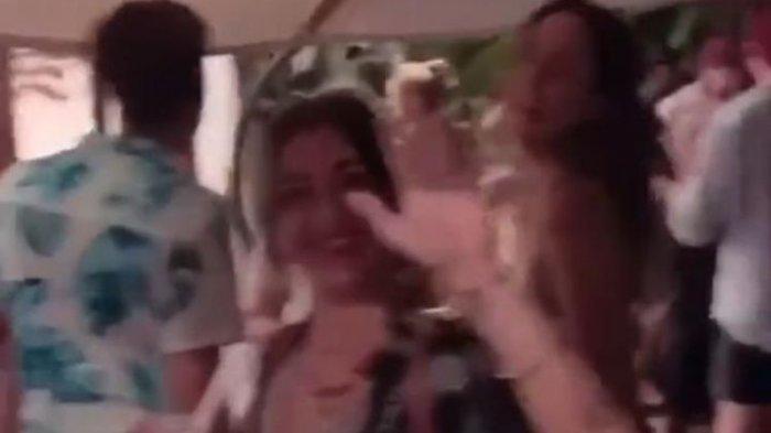 HEBOH! Video Puluhan Bule Berpesta di Tengah Wabah Covid-19 di Bali, Dihujat Netizen