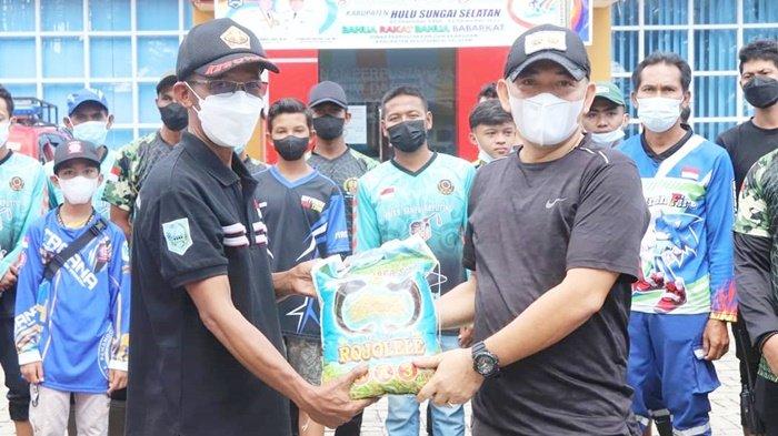 Wakil Bupati HSS Syamsuri Arsyad Bagikan Bantuan untuk Warga Terdampak Banjir di Daha