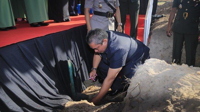 Wali Kota Banjarbaru Ikut Lakukan Peletakan Batu Pertama Mesjid Ar Raudhah