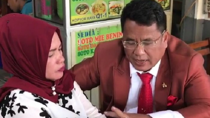 Hotman Paris Menangis Usai Bebaskan Anak Wanita Asal Banjarmasin yang Dijaga 4 Oknum Brimob