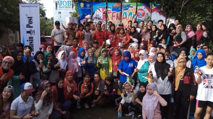 Warga Banjarmasin Utara Antusias Ikuti Gerakan Senam Banjar ala Zin Waty dan dan Zin Ria - warga-banjarmasin-utara-foto-bareng_20170409_100315.jpg