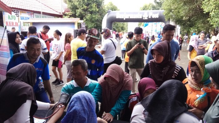 Warga Banjarmasin Utara Antusias Ikuti Gerakan Senam Banjar ala Zin Waty dan dan Zin Ria - warga-banjarmasin-utara-ikuti-cek-kesehatan-gratis-di-event-senam-banjar_20170409_093518.jpg