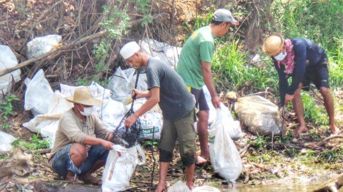 Air Sungai Beraroma Bangkai Ikan, Warga Karang Intan Makin Kesulitan Air