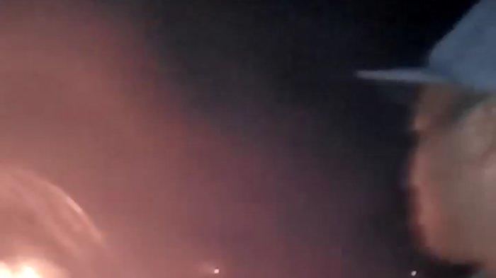 Malam-malam Kobaran Api Bakar Lahan, Warga Tanahlaut Pun Padamkan Hanya Menggunakan Gayung