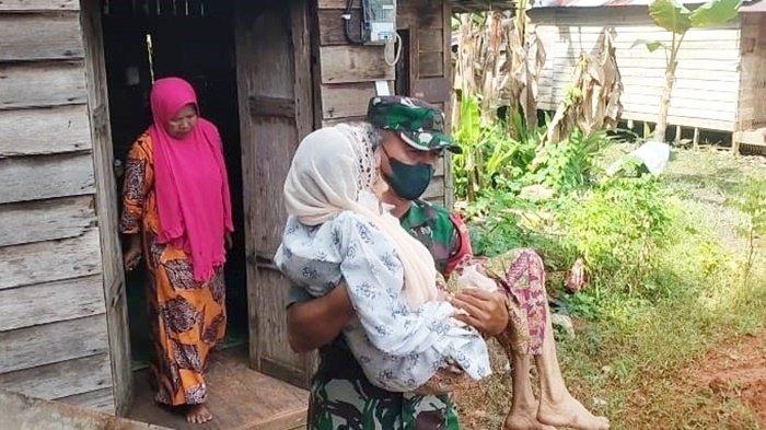 Warga Lansia di Kabupaten HST Ini Digendong Babinsa ke Tempat Vaksinasi