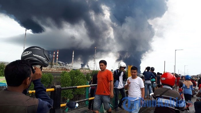 Warga Kampung di Balikpapan Ini Panik Lihat Asap Tebal: Rumah Kami Dekat Laut dan Kilang