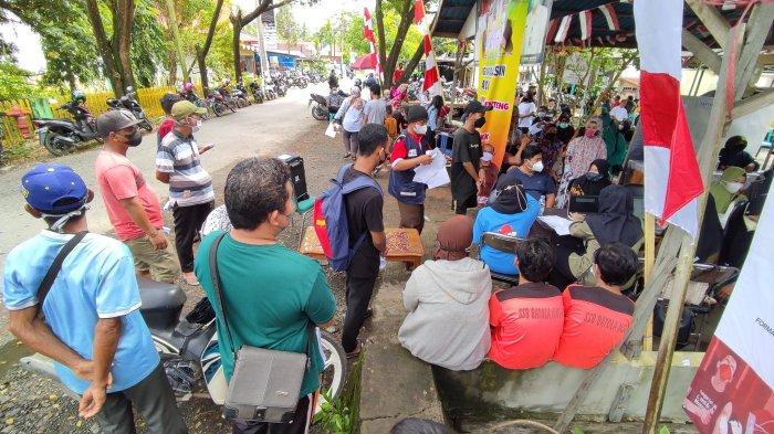Warga Marabahan Membludak Datangi Gerai Vaksinasi, Dapat Gula dan Uang Tunai