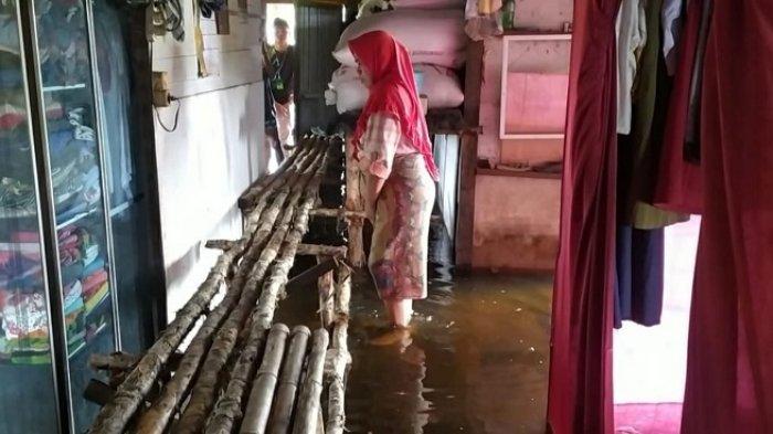Banjir Kalsel di Batola, Rumahnya Terendam, Warga Jejangkit Ini Terpaksa Tidur di Atas Andang