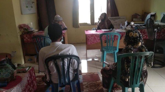 Warga Pekauman Dalam Kabupaten Banjar Terima BLT Dana Desa Tahap Enam