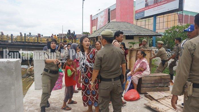 Petugas Satpol PP Kota Banjarmasin Diamuk Perempuan yang Tinggal di Kolong Jembatan Antasari