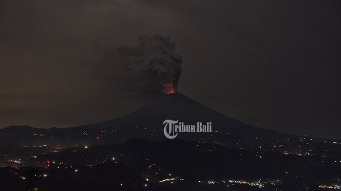 Gunung Agung Semburkan Lava, 5.000 Wisatawan Tertahan di Bandara Ngurah Rai