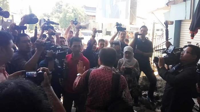 Dilarang Masuk Gudang Gula, Wartawan Sempat Adang Mobil Dirjen