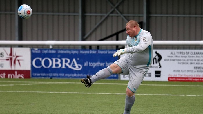 Kiper Sutton United, Wayne Shaw Dipecat Gara-Gara Makan Pie