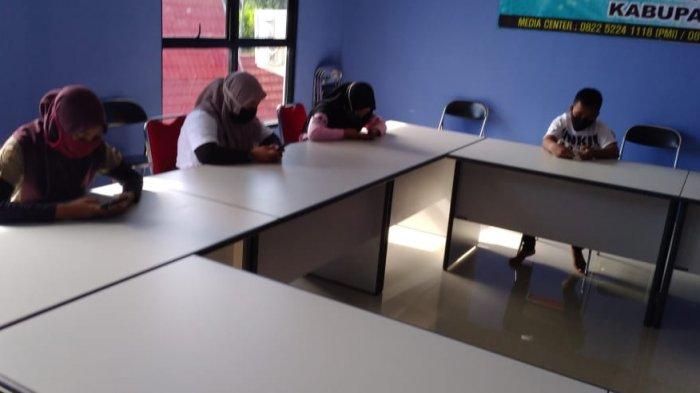 Pelajar Mulai Manfaatkan Internet Gratis di Markas PMI Tala, Begini Suasananya