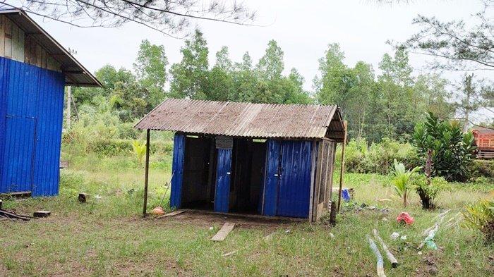 Wisata Kalsel - Toilet Masih Tampilan Seadanya di Pantai Perbatasan Sungai Loban