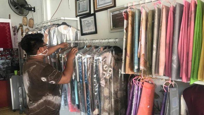 Begini Cara Pembuatan Sasirangan Ecoprint, Daunnya Dipukul Agar Warna Muncul