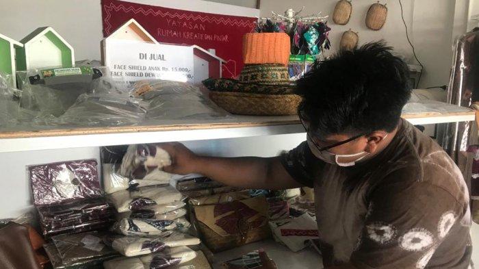 Pelukis Motif Sasirangan, Yayasan Rumah Kreatif dan Pintar Berdayakan Difabel