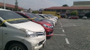 12-mobil-diduga-hasil-penggelapan-diamankan-di-mapolda-kalsel_20170911_111202.jpg