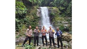 AKBP-Riza-Muttaqin-Kompol-Muhammad-Irfan-berfoto-dengan-latar-belakang-Air-Terjun-Batarius.jpg