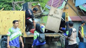 AMANKAN-ROMBONG-Petugas-Satpol-PP-dan-Damkar-HSS-sSD.jpg