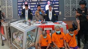 ANGKAT-TANGAN-Sejumlah-barang-bukti-dan-AS-20-sebagai-pelaku-pencurian-kotak-amal.jpg