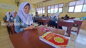 ANTUSIAS-Antusias-anak-anak-SMPN-2-Pulaulaut-Timur-sdd.jpg