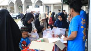 ANTUSIAS-Warga-antusias-berbelanja-di-Pasar-Murah-Desa-Kota-Raja-HSU-SS.jpg