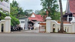 APARAT-kepolisian-mulai-bersiaga-di-lingkungan-gedung-DPRD-Tala.jpg