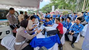 ASN-di-HSS-mengantre-untuk-membayar-pajak-kendaraan.jpg