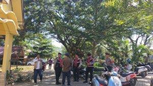 Aggota-Polres-Balangan-tampak-berjaga-di-Halaman-Kantor-Kelurahan-Batu-Piring.jpg