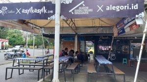 Akademi-Bangku-Panjang-tempat-komunitas-sastra-sering-ngumpul.jpg