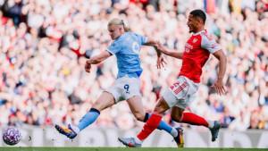 Aksi-penyerang-Manchester-City-Erling-Haaland-menembak-bola-ke-arah-gawang-Arsenal.jpg