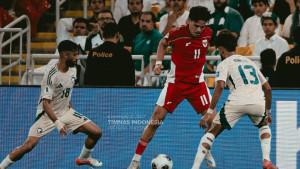Aksi-penyerang-Timnas-Indonesia-Ragnar-Oratmangoen-berduel-dengan-pemain-Arab-Saudi.jpg