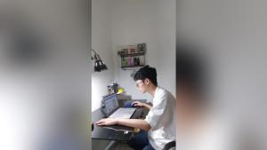 Aktivitas-mendesain-Dzakwan-di-dalam-kamarnya-yang-berhasil-meraih-sejumlah-gelar-juara.jpg
