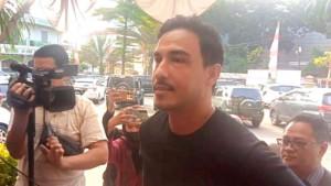 Aktor-Hamish-saat-mendatangi-Polres-Metro-Jakarta-Selatan-Jumat.jpg