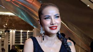 Aktris-Olla-Ramlan-datang-sendirian-ke-resepsi-pernikahan-Luna-Maya-dan-Maxime-Bouttier.jpg