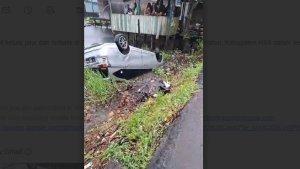 Anak-anak-SD-penumpang-mobil-keluar-jalur-dan-terbalik-di-Desa-Muning-Tengah.jpg