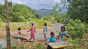 Anak-anak-bermain-di-area-Wisata-Sungai-Tebing-Durian.jpg