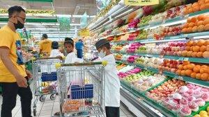 Anak-anak-yatim-Belanja-Bareng-pada-HUT-ke-32-JNE-Banjarmasin-di-Hypermart-Kamis-24112022.jpg