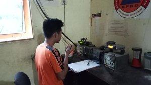 Anggota-BPBD-HST-saat-melakukan-monitoring-melalui-radio.jpg