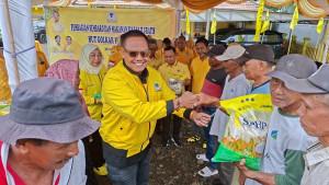 Anggota-DPR-RI-Bambang-Heri-Purnama-menyerahkan-bantuan-beras.jpg