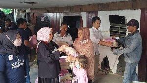 Anggota-DPR-RI-Fraksi-PDIP-Dapil-Kalsel-Hj-Aida-Muslimah-membagikan-paket-sembako-murah.jpg