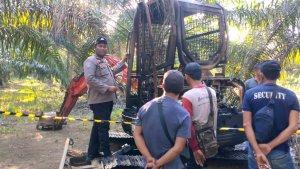 Anggota-Polsek-Kelumpang-Hulu-melakukan-olah-TKP-di-lokasi-PT-FAS.jpg
