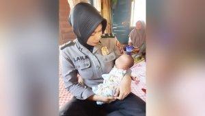 Anggota-Polwan-menggendong-bayi-yang-dibuang-di-teras-Musala-Nurul-Yaqin-Belanti-Binjai-Pirua-hst.jpg
