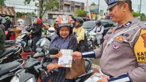 Anggota-Satlantas-Polres-Tabalong-berikan-selebaran-edukasi-lalu-llintas-ke-pengendara.jpg