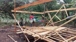 Anggota-TNI-Kodim-1001HSU-BalangaN-rehab-rumah-tidak-layak-huni-di-Desa-Batumandi.jpg