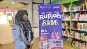 Anita-memaparkan-makna-banner-itu-untuk-mengedukasi-anak-anak-tentang-mata-uang.jpg