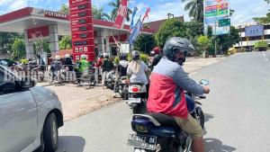 Antrean-panjang-Peryamax-di-SPBU-Sabilal-mengular-hingga-ke-badan-jalan.jpg